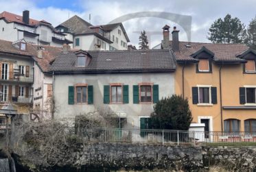 Maison mitoyenne à rénover – Centre-ville – Jardinet au bord de l’Orbe