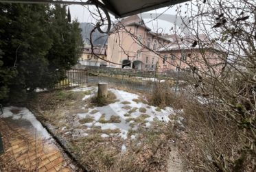 Maison mitoyenne à rénover – Centre-ville – Jardinet au bord de l’Orbe